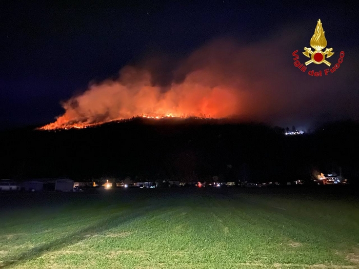 Brucia l'entroterra del Verbano: in fumo 12 ettari di bosco (foto)