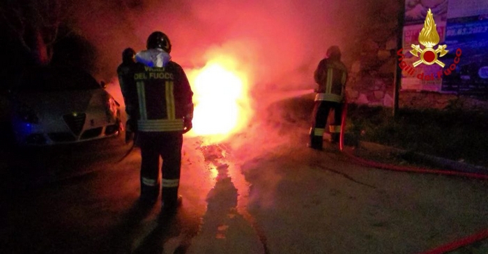 Dà fuoco a un'auto posteggiata: patteggiamento senza risarcimento
