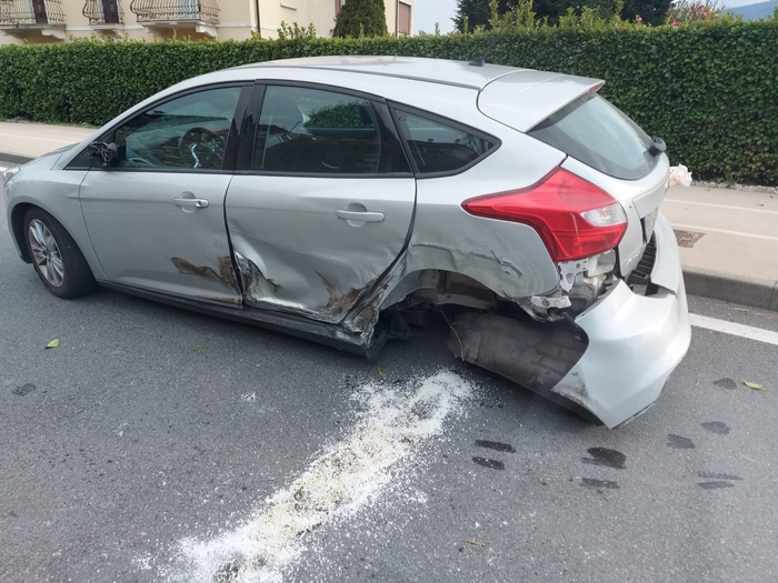 Doppio frontale sulla statale 34, tre feriti lievi e strada chiusa un’ora (foto)