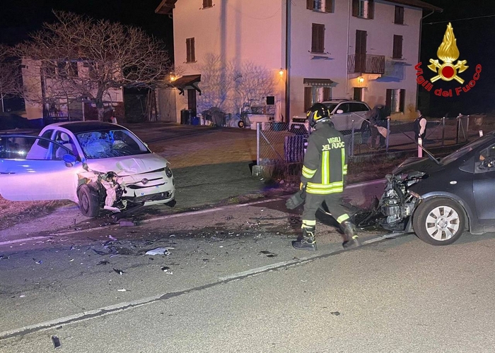 Frontale tra due auto, gravi una 43enne e una 56enne