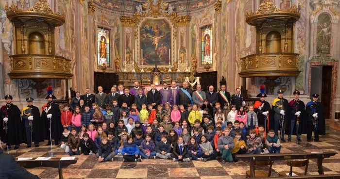 Un messaggio di pace con gli alunni delle elementari al precetto pasquale interforze