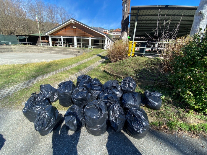Pulizie ...di primavera nel borgo e sulla provinciale: raccolti 20 sacchi di rifiuti