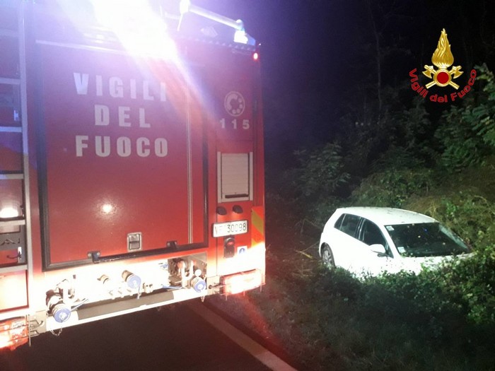 Esce di strada con l'auto e finisce in un prato