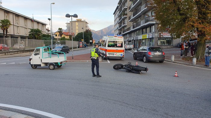 Scontro tra motorino e Apecar: un ferito lieve