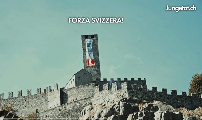 Blitz dell’estrema destra al castello: “migranti a casa”