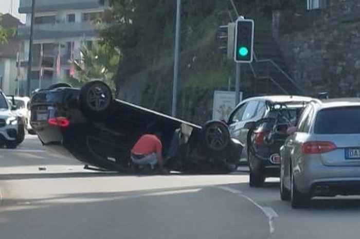 Auto italiano si ribalta sulla litoranea al rientro dal Ticino