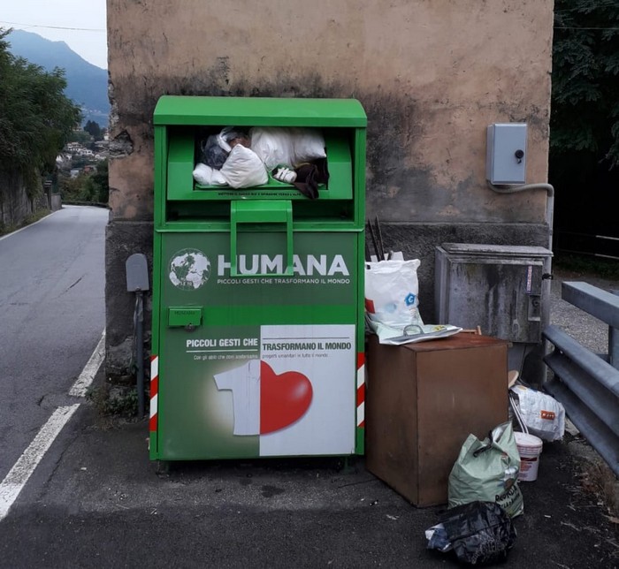 Rifiuti ingombranti abbandonati alla "campana" degli abiti dismessi