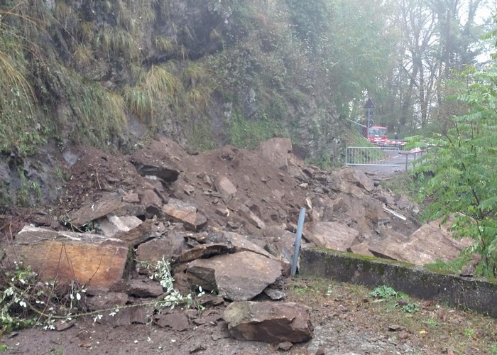 Cento metri cubi di roccia e terra franano sulla strada comunale