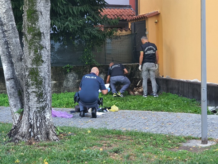 Straniero trovato senza vita nel parco