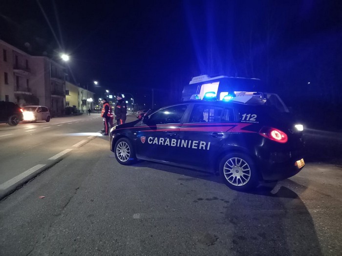 Ubriaca centra l’auto dei carabinieri e tenta di fuggire: denunciata