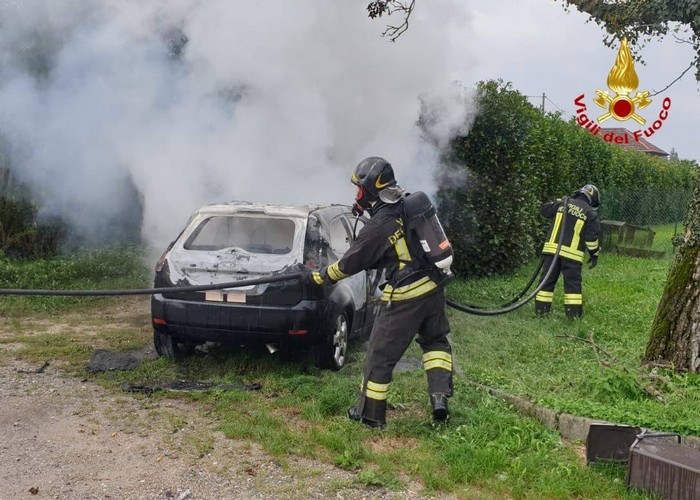 Auto distrutta dalle fiamme