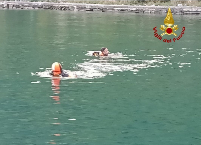 Elicottero e sub dei vigili del fuoco cercano la 73enne scomparsa nel lago