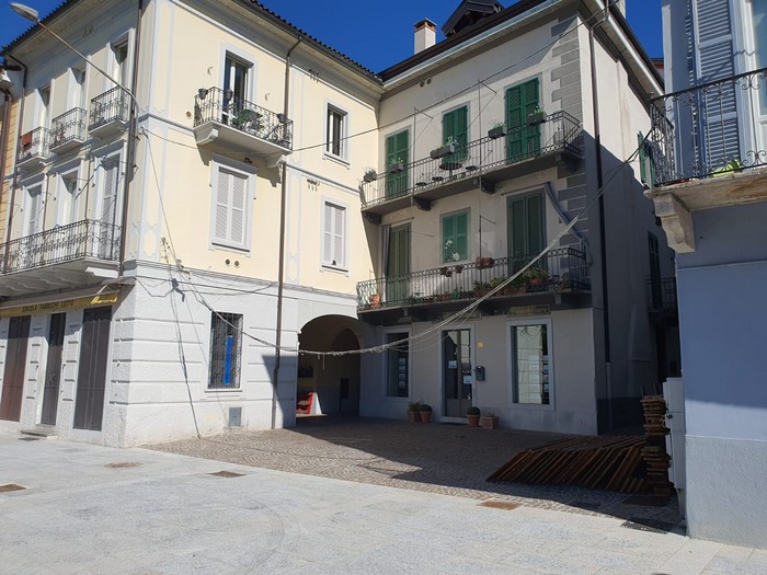 Il cavo del telefono che pende in piazza da mesi