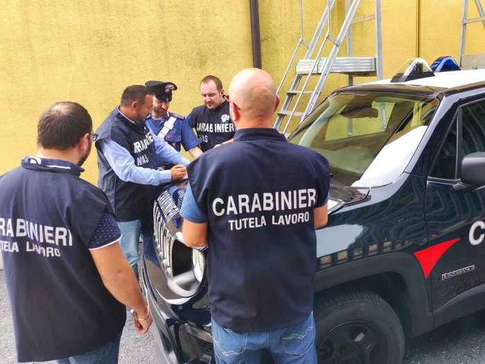 Alberghi con alimenti scaduti o personale irregolare: 5 denunce, 26.000 euro di multa