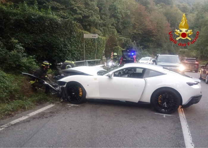 Ferrari svizzera esce di strada e si schianta contro il guardrail
