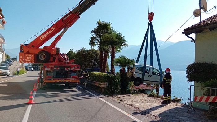 Esce di strada, tampona due auto e ne manda uno contro la gabbia del pappagallo