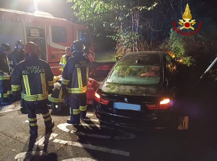 Incastrato nell’abitacolo dopo il frontale, 84enne in ospedale