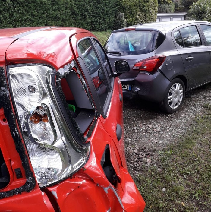 Esce di strada sotto il diluvio e centra due auto in sosta