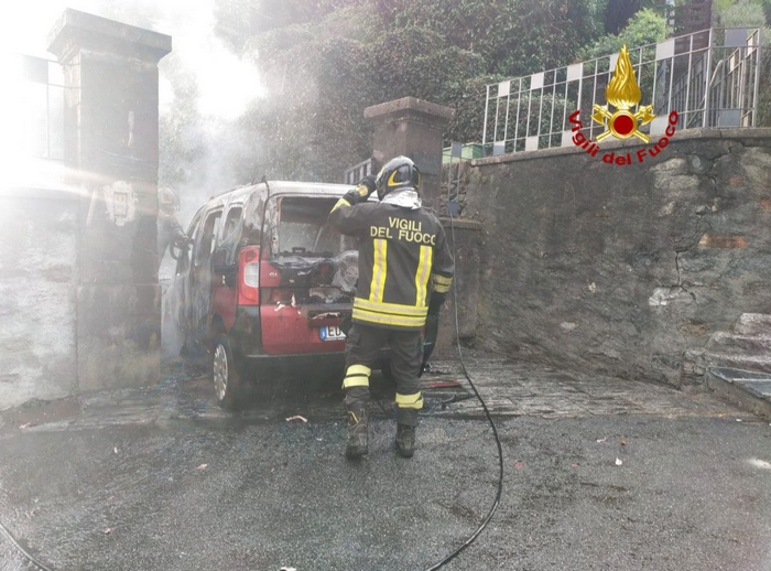Utilitaria in sosta va a fuoco