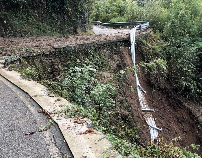 Smottamenti sulla provinciale di Intragna, strada chiusa (foto)