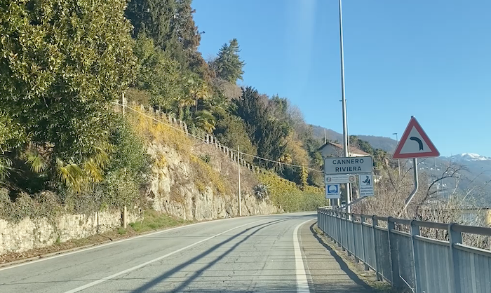 Ancora sassi sulla statale 34, colpito un veicolo: nessun ferito