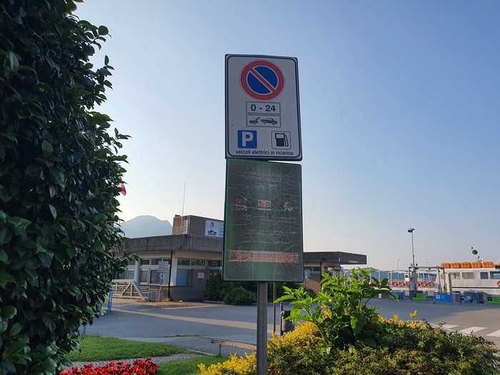 Smantellata l'unica colonnina pubblica per la ricarica delle auto elettriche