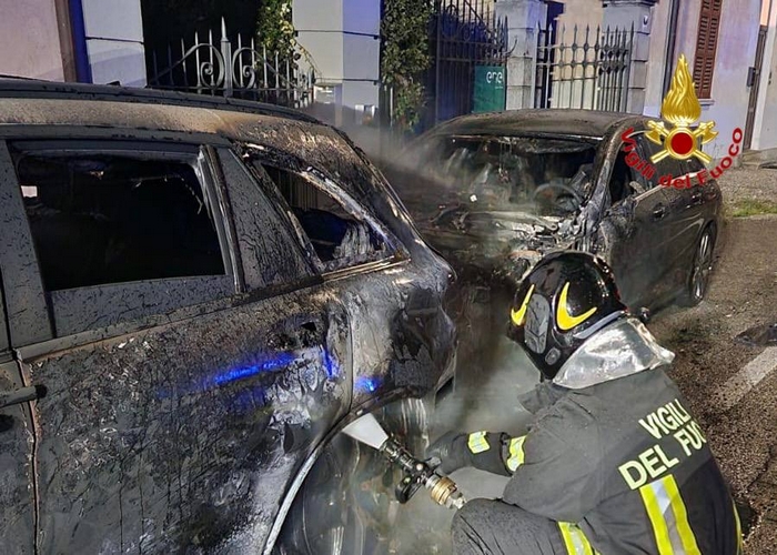 Auto posteggiata a fuoco, danneggiato un altro veicolo 