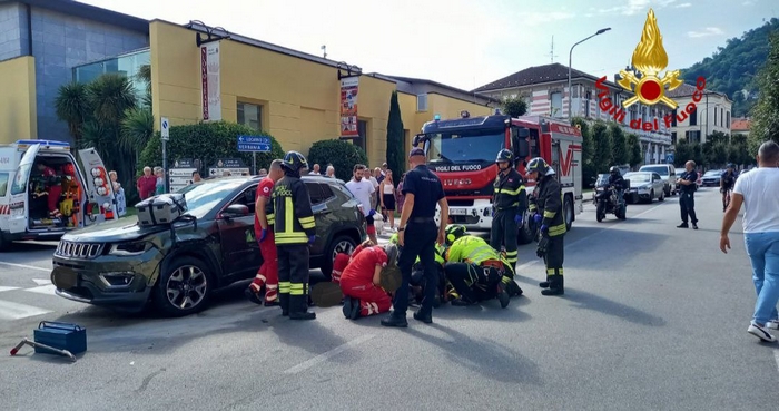 Scontro tra due auto sulla ss34: un ferito e traffico in tilt