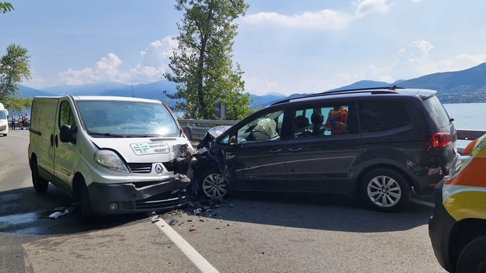 Frontale sulla ss34, feriti e traffico bloccato