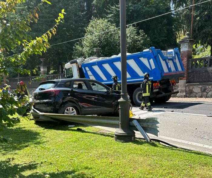 Frontale camion-auto sulla ss33, un ferito