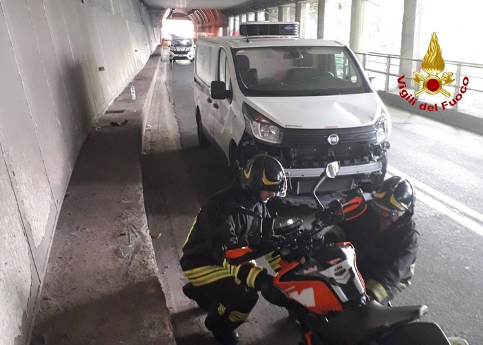 Scontro frontale in galleria tra moto e furgone, 23enne in codice giallo