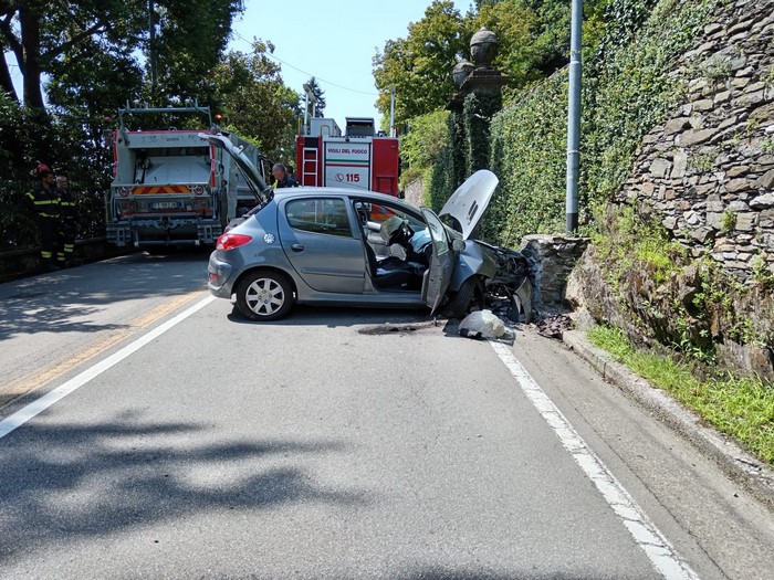 Malore al volante, 75enne si schianta contro il muro