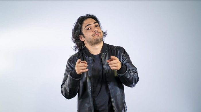 La comicità di Angioni chiude la rassegna estiva del Maggiore