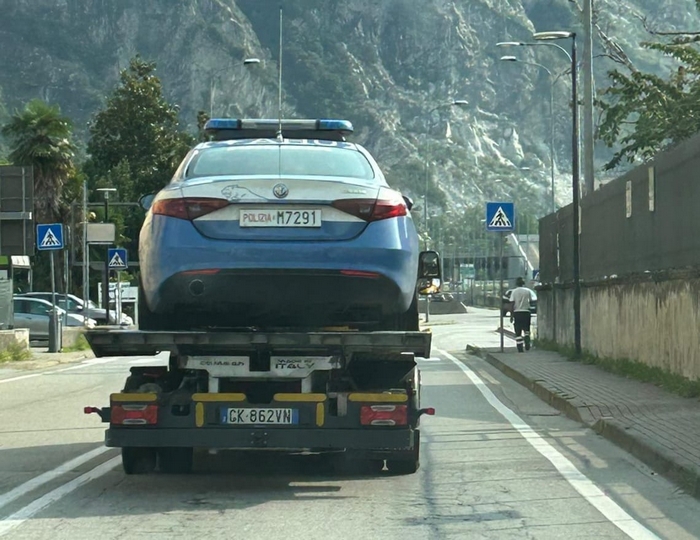 L’auto della polizia finisce contro un palo della luce