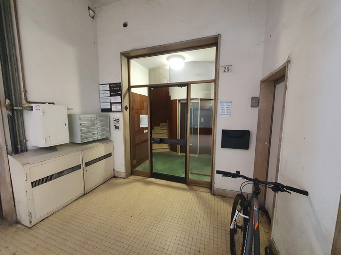 Dà in escandescenze e sfonda a pugni il portone del condominio: in ospedale 
