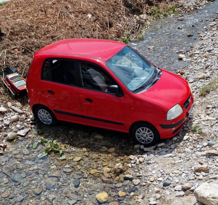 Pensionato finisce con l'auto nel greto del fiume
