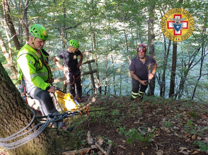 Recuperato dal greto del fiume l'escursionista tedesco e il suo cane