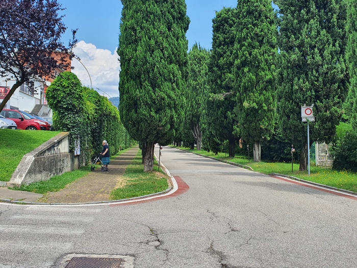Nuovo marciapiede in viale delle Rimembranze verso il cimitero