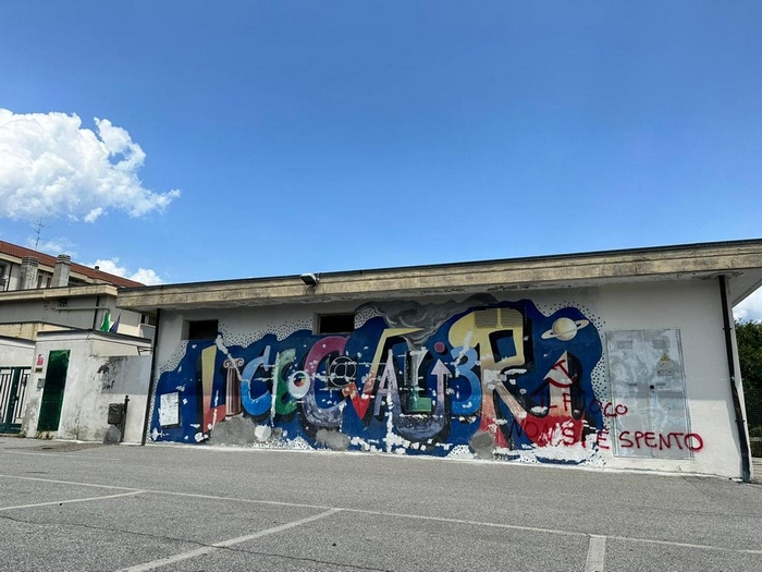 Imbrattato con falce e martello il murales del liceo