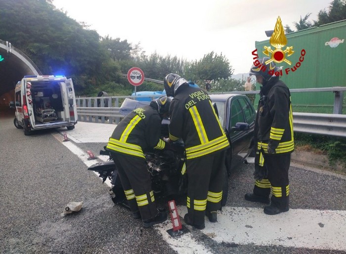 Incidente sull'A26 all'imbocco della galleria: due auto coinvolte, un ferito