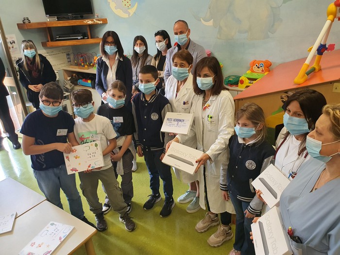 Dall'Avis quattro tablet in dono ai pazienti della Pediatria