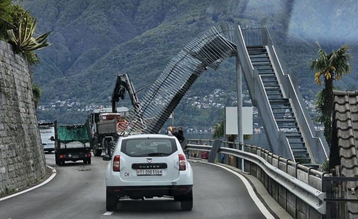 Un camion gru urta la passerella pedonale che finisce sulla strada