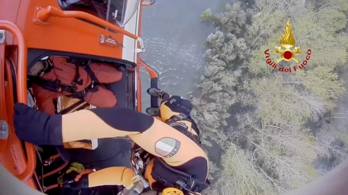 Canoisti intrappolati nel fiume recuperati con l’elicottero