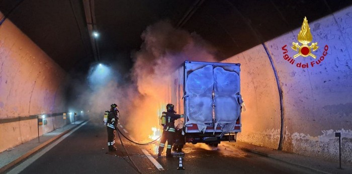 Visitati in ospedale i due occupanti il Tir andato a fuoco in galleria sull'A26