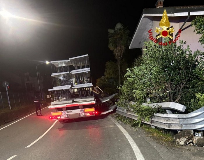 Camion fuori strada perde il carico di piastre di cemento