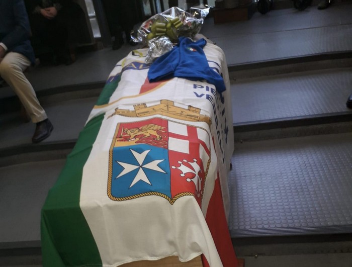 L'ultimo saluto a Cantarello sotto le insegne della Marina