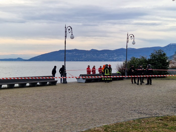 Il corpo ritrovato sul lungolago sarebbe di un sessantenne scomparso da dicembre