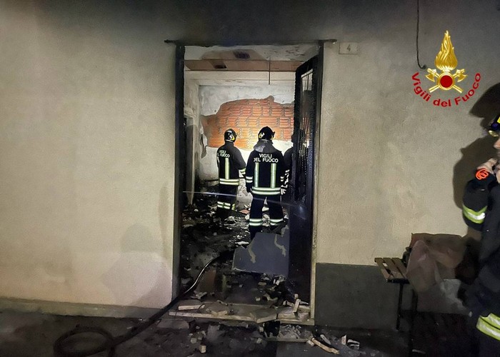 Appartamento distrutto dal fuoco, evacuata famiglia con tre bambini