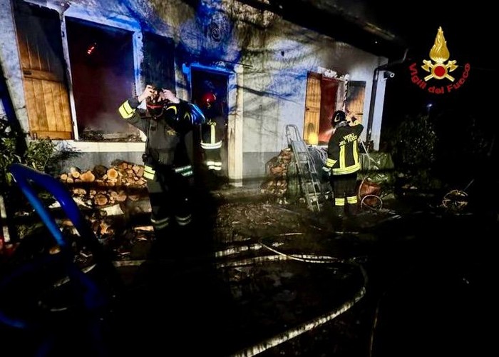 Casa in fiamme, anziano in ospedale