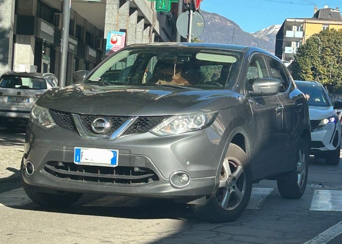 Urtata sulle strisce pedonali: illesa. Automobilista multata